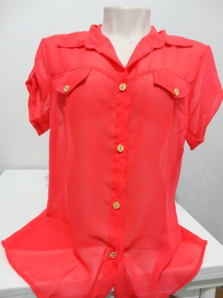 Camisa manga curta de chiffom.